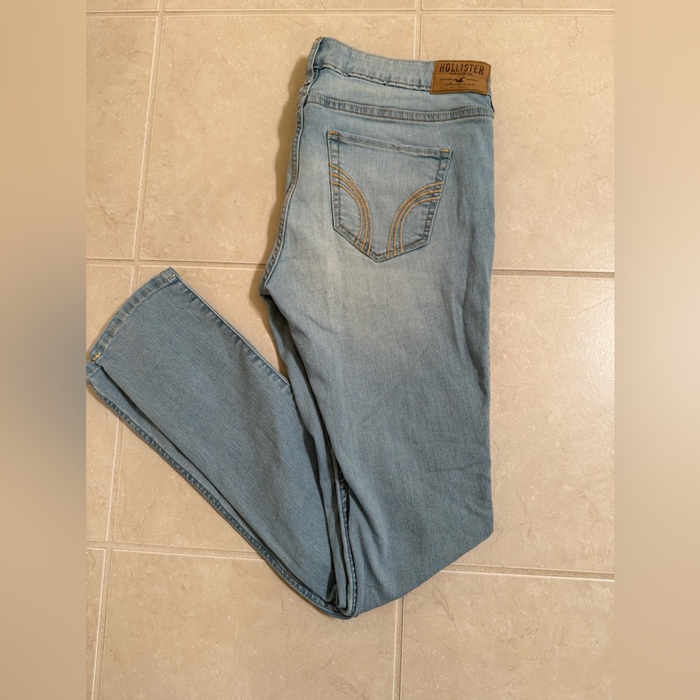 Hollister Super Skinny jeans in a light wash, size 5S W27 L29